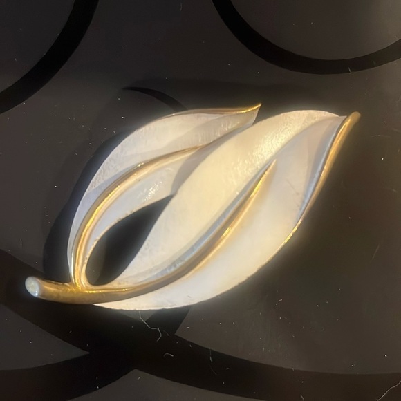 1965 Sarah Coventry White and Gold Pearlized Leaves Brooch Pin - Picture 1 of 8